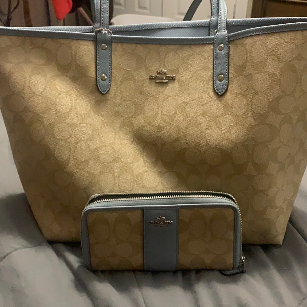 Reversible tote coach purse and matching wallet